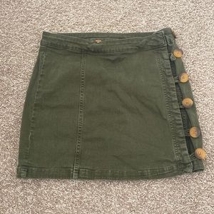 Free People skirt with buttons. Size: 6